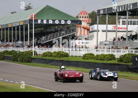 Goodwood Motor Circuit 17. September 2021. #66 Niall McFadden, 1958 Lister-Jaguar „Knobbly“ und #15 John Burton, 1958 Alton-Jaguar Sports, Sussex Trophy Trainingseinheit, während des Goodwood Revival Goodwood, Chichester, Großbritannien Stockfoto