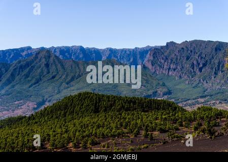 Nationalpark Caldera de Taburiente vom Astronomischen Aussichtspunkt Llano del Jable, Cumbre Vieja Vulkan. Vulkanische Landschaft mit kanarischen Kiefern Stockfoto