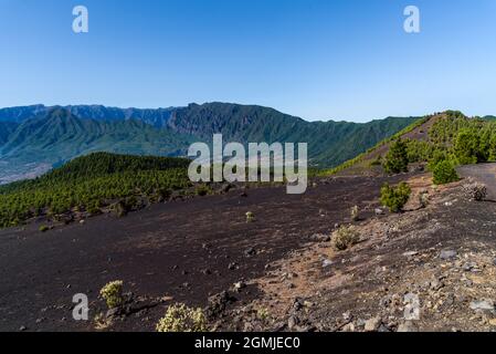 Nationalpark Caldera de Taburiente vom Astronomischen Aussichtspunkt Llano del Jable, Cumbre Vieja Vulkan. Vulkanische Landschaft mit kanarischen Kiefern Stockfoto