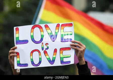 Ein Teilnehmer hält ein Plakat mit der Aufbringung „Liebe ist Liebe“ während des „Equality March“ KyivPride 2021 der LGBT-Gemeinschaft.Tausende von Teilnehmern kamen in Kiew zur jährlichen „Gay Pride“-Parade oder „March of Equality“. Stockfoto