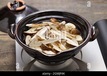 Vor dem Kochen Matsutake Pilzreis, japanische Küche Stockfoto