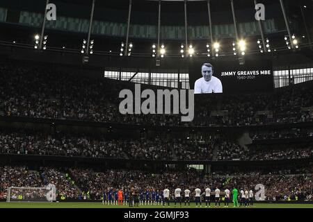 London, Großbritannien. September 2021. Spieler von Tottenham und Chelsea beobachten eine Minute Applaus zu Ehren von Sir Jimmy Greaves, der heute Morgen verstorben ist. Premier League Spiel, Tottenham Hotspur gegen Chelsea im Tottenham Hotspur Stadium in London am 19. September 2021. Dieses Bild darf nur für redaktionelle Zwecke verwendet werden. Nur zur redaktionellen Verwendung, Lizenz für kommerzielle Nutzung erforderlich. Keine Verwendung bei Wetten, Spielen oder Veröffentlichungen in einem Club/einer Liga/einem Spieler. PIC von Steffan Bowen/Andrew Orchard Sports Photography/Alamy Live News Credit: Andrew Orchard Sports Photography/Alamy Live News Stockfoto