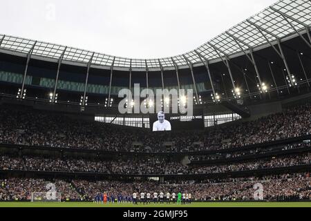 London, Großbritannien. September 2021. Spieler von Tottenham und Chelsea beobachten eine Minute Applaus zu Ehren von Sir Jimmy Greaves, der heute Morgen verstorben ist. Premier League Spiel, Tottenham Hotspur gegen Chelsea im Tottenham Hotspur Stadium in London am 19. September 2021. Dieses Bild darf nur für redaktionelle Zwecke verwendet werden. Nur zur redaktionellen Verwendung, Lizenz für kommerzielle Nutzung erforderlich. Keine Verwendung bei Wetten, Spielen oder Veröffentlichungen in einem Club/einer Liga/einem Spieler. PIC von Steffan Bowen/Andrew Orchard Sports Photography/Alamy Live News Credit: Andrew Orchard Sports Photography/Alamy Live News Stockfoto