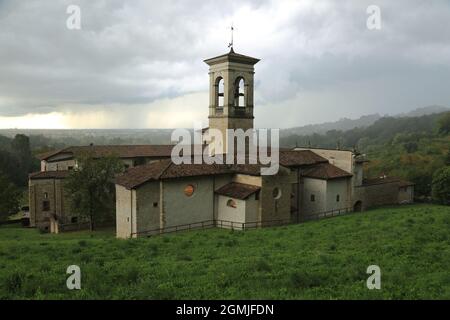 Das ehemalige Kloster von Astino, gelegen im astino-Tal, Teil des Regionalparks Bergamo Hills, Lombardei, Italien Stockfoto