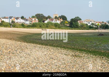 West Mersea, Essex Strand bei Ebbe mit Blick auf die Coast Road Stockfoto