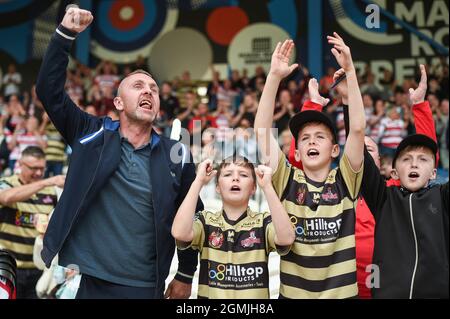 Huddersfield, England - 19. September 2021 - Leigh Centurions-Fans jubeln ihr Team an, nachdem sie während der Rugby-League aus der Betfred Super League im John Smith's Stadium, Huddersfield, UK Dean Williams, abstiegen Stockfoto