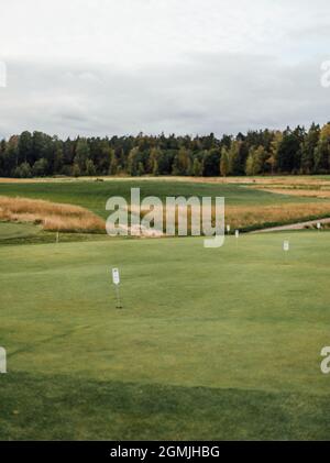 Schwedischer Golfplatz am Ende des Sommers Stockfoto