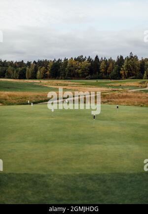 Schwedischer Golfplatz am Ende des Sommers Stockfoto