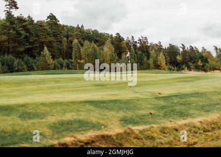 Schwedischer Golfplatz am Ende des Sommers Stockfoto