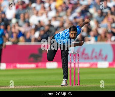 Ravi Bopara Bowling für Sussex-Haie beim Vitality Blast T20 Finals Day in Edgbaston. Stockfoto