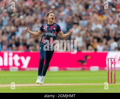 Matt Milnes von Kent Spitfires feiert das Dickicht der Tymal Mills of Sussex Sharks im Halbfinale des Vitality Blast T20 Finals Day. Stockfoto