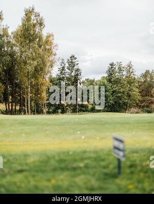 Schwedischer Golfplatz am Ende des Sommers Stockfoto