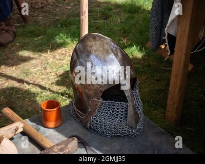 Alte mittelalterliche Rüstung Helm auf dem Tisch Stockfoto