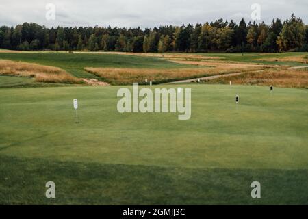 Schwedischer Golfplatz am Ende des Sommers Stockfoto