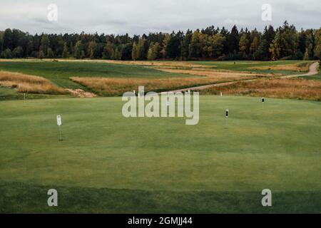 Schwedischer Golfplatz am Ende des Sommers Stockfoto