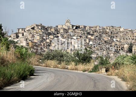 Hohe Dichte Gehäuse in Sizilien eine Bergstraße, die zu den Häusern der Stadt Mussomeli (Caltanissetta) Stockfoto