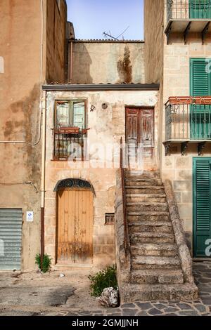 Beliebte Architektur in Sizilien kleines und verlassenes Haus in einer Straße des historischen Zentrums in der Altstadt von Mussomeli (Caltanissetta) Stockfoto