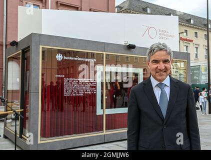 19. September 2021, Baden-Württemberg, Karlsruhe: Stephan Harbarth, Präsident des Bundesverfassungsgerichts, steht auf dem Marktplatz vor einem Glasbehälter (Cube), in dem unter anderem die roten Gewänder der Verfassungsrichter und Videostatements von Mitarbeitern zu sehen sind. Damit erinnert das Gericht an seine Gründung vor 70 Jahren. Das Bundesverfassungsgericht hat seine Arbeit am 7. September 1951 aufgenommen, die erste Entscheidung wurde zwei Tage später erlassen. Das Gericht wurde am 28. September im Beisein von Bundespräsident Heuss und Bundeskanzler Adenauer offiziell eröffnet. Phot Stockfoto