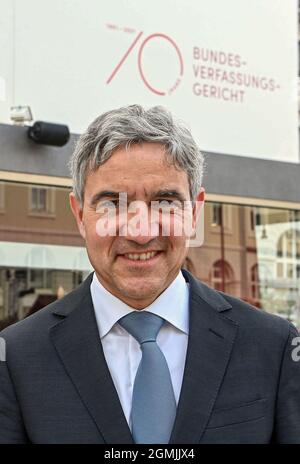 19. September 2021, Baden-Württemberg, Karlsruhe: Stephan Harbarth, Präsident des Bundesverfassungsgerichts, steht auf dem Marktplatz vor einem Glasbehälter (Cube), in dem unter anderem die roten Gewänder der Verfassungsrichter und Videostatements von Mitarbeitern zu sehen sind. Damit erinnert das Gericht an seine Gründung vor 70 Jahren. Das Bundesverfassungsgericht hat seine Arbeit am 7. September 1951 aufgenommen, die erste Entscheidung wurde zwei Tage später erlassen. Das Gericht wurde am 28. September im Beisein von Bundespräsident Heuss und Bundeskanzler Adenauer offiziell eröffnet. Phot Stockfoto