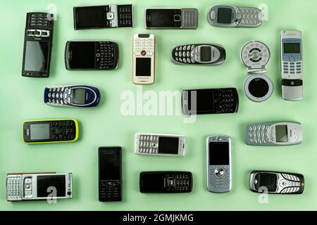 Prag, CZ- 02. November 2020: Viele verschiedene alte Mobiltelefone mit Medienfunktion. Viele Arten und Generationen von mobilen Smartphone-Gadgets. Stockfoto