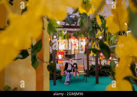 Kuala Lumpur, Malaysia. September 2021. Menschen posieren für Fotos vor den Dekorationen zur Feier des bevorstehenden Mid-Autumn Festivals in einem Einkaufszentrum in Kuala Lumpur, Malaysia, am 19. September 2021. Quelle: Chong Voon Chung/Xinhua/Alamy Live News