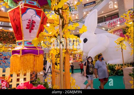 Kuala Lumpur, Malaysia. September 2021. Die Menschen passieren die Dekorationen anlässlich des bevorstehenden Mid-Autumn Festivals in einem Einkaufszentrum in Kuala Lumpur, Malaysia, am 19. September 2021. Quelle: Chong Voon Chung/Xinhua/Alamy Live News