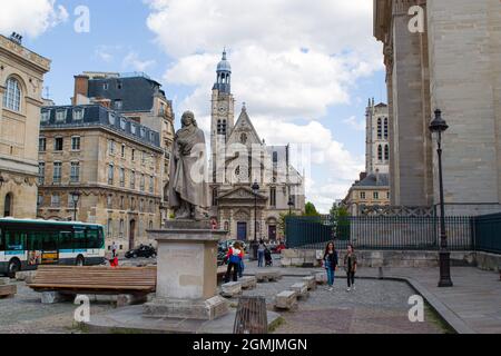 Statue von Pierre Corneille und Kirche Saint-Étienne-du-Mont am Pantheon-Platz Stockfoto