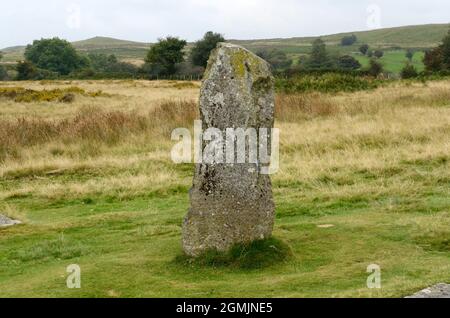 Standing Stone am Mitchells Fold Bronzezeit-Kreis in Richtung Stapeley Hill Torr Shropshire England Großbritannien Stockfoto