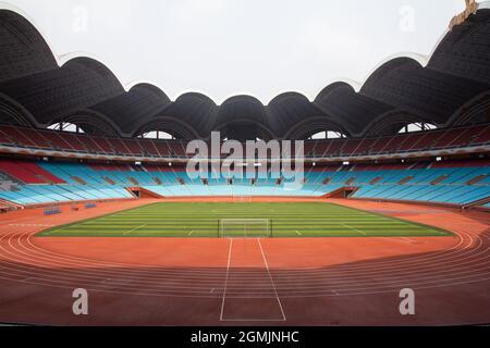 PJÖNGJANG, NORDKOREA - 27. JULI 2015: Das Rungrado 1. Mai-Stadion auf der Insel Rungra in Pjöngjang, Nordkorea. Es wird am 1. Mai 1989 eröffnet, mit 1 Stockfoto