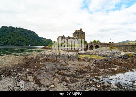 Blick auf den Stammsitz der Familie MacRae, eine feudale Burg. Stockfoto