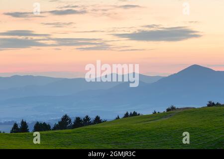 Blick auf das Turiec-Becken von den Ausläufern des Nationalparks Velka Fatra, Slowakei. Stockfoto