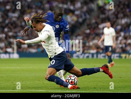 DELE Alli von Tottenham Hotspur reagiert auf eine Herausforderung von N'Golo Kante aus Chelsea während des Spiels der Premier League im Tottenham Hotspur Stadium in London. Bilddatum: Sonntag, 19. September 2021. Stockfoto