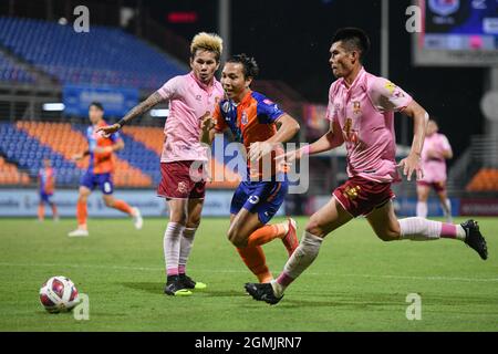 Bangkok, Thailand. September 2021. Nattawut Sombatyotha (C) von Port FC und Narongrit Boonsuk (R), Kritsada Hemvipat (L) von Khon Kaen United werden während des Spiels der Thai League 2021 zwischen Port FC und Khon Kaen United im PAT Stadium in Aktion gesehen.( Endergebnis; Port FC 2:0 Khon Kaen United) Kredit: SOPA Images Limited/Alamy Live News Stockfoto