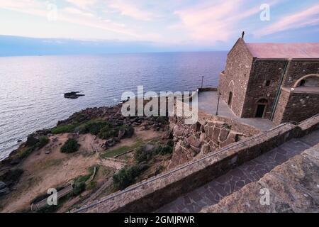 Blick auf die Fassade der Kathedrale Saint Antonio Abate in Castelsardo, Sardinien Stockfoto