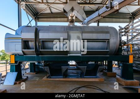 Pneumatische Pressenanlagen in moderner Produktionslinie für Weingüter. Stockfoto