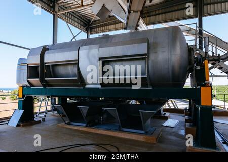 Pneumatische Pressenanlagen in moderner Produktionslinie für Weingüter. Stockfoto