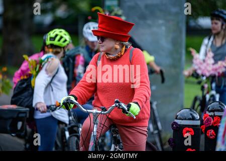 Edinburgh, Schottland. Sonntag, 19. September 2021. Teilnehmer des Fancy Women Bike Ride Events in Edinburgh, Schottland. Fancy Women Bike Ride ist eine jährliche Radsportveranstaltung nur für Frauen, die von Frauen organisiert wird, um sich an die befreiende Freude des Radsports zu erinnern und mehr Frauen zu inspirieren, das Fahrrad in den Städten zu nutzen. Diese Edinburgher Basisveranstaltung wird vom Women's Cycle Forum Scotland unterstützt und ist Teil der Climate Fringe Week. Die Fancy Women Bike Ride (Süslü Kadinlar Bisiklet Turu auf Türkisch) wurde vor neun Jahren in Izmir von Sema Gür gestartet, dessen Ziel es war, die von Männern dominierte Radsportwelt herauszufordern Stockfoto