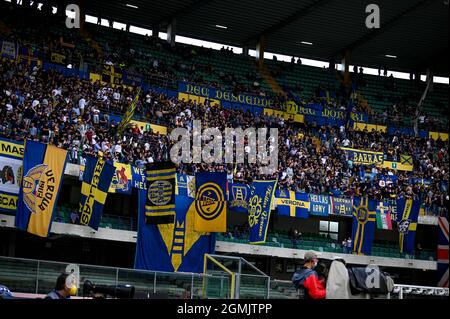 Verona, Italien. September 2021. Fans von Verona während Hellas Verona FC vs AS Roma, italienische Fußballserie A Spiel in Verona, Italien, September 19 2021 Quelle: Independent Photo Agency/Alamy Live News Stockfoto