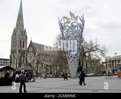 Cathedral Square, das als Zentrum von Christchurch gilt, Neuseeland beherbergt zahlreiche Sehenswürdigkeiten, darunter die historische anglikanische ChristChruch-Kirche und die moderne öffentliche Kunst in der Nähe, die Chalice. Am 22. Februar 2011 verursachte ein Erdbeben der Größenordnung von 6,3 katastrophale Schäden an der Kathedrale, der Stadt und der Region Canterbury insgesamt. Es gab zahlreiche Nachbeben, einschließlich des Nachbefalls der Größe 6,0 am 13. Juni 2011. Laut Schätzungen der Opfer war dies sogar die fünfttödlichste in der Geschichte Neuseelands. Das Foto vom Cathedral Square wurde am 14. September 2004 gemacht. Stockfoto
