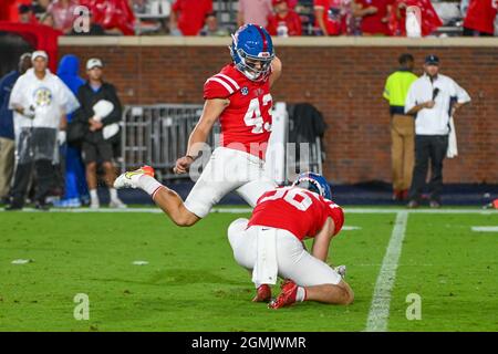 Oxford, MS, USA. September 2021. Ole' Miss Place Kicker Caden Costa (43) während des NCAA-Fußballspiels zwischen der Tulane Green Wave und den Ole' Miss Rebels im Vaught Hemingway Stadium in Oxford, MS. Kredit: Kevin Langley/CSM/Alamy Live Nachrichten Stockfoto