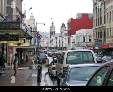 Ein Blick auf die Stuart Street in Richtung des berühmten Dunedin Railway Station in Dunedin, Otago, South Island, Neuseeland. Stockfoto