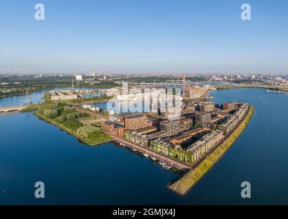 Luftaufnahme der Steiger Insel und des neuen Wohnviertels in Amsterdam Stockfoto