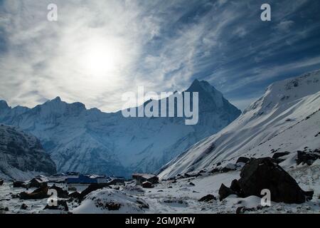 Blick auf den Machhapuchhare vom Annapurna South Base Camp, rund Annapurna Circuit Trekking Trail, himalaya Mountains, Nepal Stockfoto