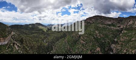 Luftpanorama in den Santa Catalina Mountains, nach einer unglaublichen Monsunsaison! Beachten Sie die Wasserfälle in der rechten Ecke dieses Bildes. Stockfoto