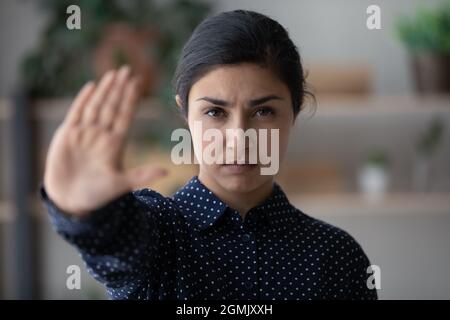 Kopfaufnahme Porträt ernsthafte indische Frau zeigt Stop-Geste Stockfoto