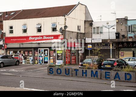 Bargain Booze, ein Minimalgeschäft, das alkoholische Getränke, Verdampfungsprodukte, Lebensmittel und Geldautomaten auf der Southmead Road Shopping Parade in Bristol verkauft Stockfoto