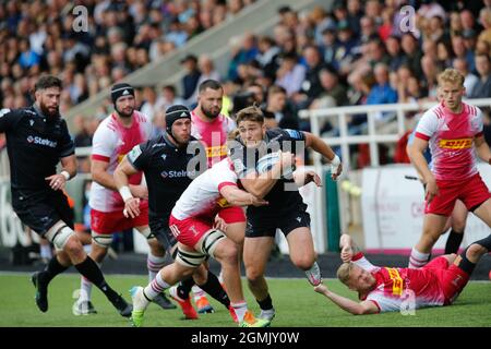 Newcastle, Großbritannien. März 2021. NEWCASTLE UPON TYNE, GROSSBRITANNIEN. 19. SEPTEMBER Ben Stevenson von Newcastle Falcons nimmt einen hohen Ball und will sich während des Spiels der Gallagher Premiership zwischen Newcastle Falcons und Harlequins im Kingston Park, Newcastle, am Sonntag, dem 19. September 2021, gegen die Verteidigung der Quins stellen. (Kredit: Chris Lishman | MI News) Kredit: MI Nachrichten & Sport /Alamy Live News Stockfoto