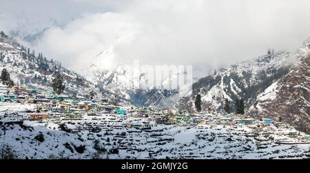 Winteransicht von Urgam Dorf im indischen Himalaya in der Nähe von Joshimat Stadt, Uttarakhand, Indien Stockfoto