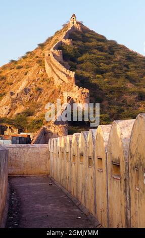 Befestigung mit Bastionen von Jaigarh Fort und Amer oder Amber Stadt in der Nähe von Jaipur Stadt Indien Abendansicht Stockfoto