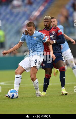 Stadio Olimpico, Rom, Italien, 19. September 2021, ROME, ITALIEN - September 19 : Lucas Leiva Pezzini (L) von der SS Lazio im Einsatz gegen Balde Keita' (R) von Cagliari während des Fußballspiels der Serie A zwischen der SS Lazio und dem Cagliari Stadio Olimpico am 19,2021. September in Rom, Italien während des Spiels SS Lazio gegen Cagliari Calcio - italienische Fußballserie A Stockfoto